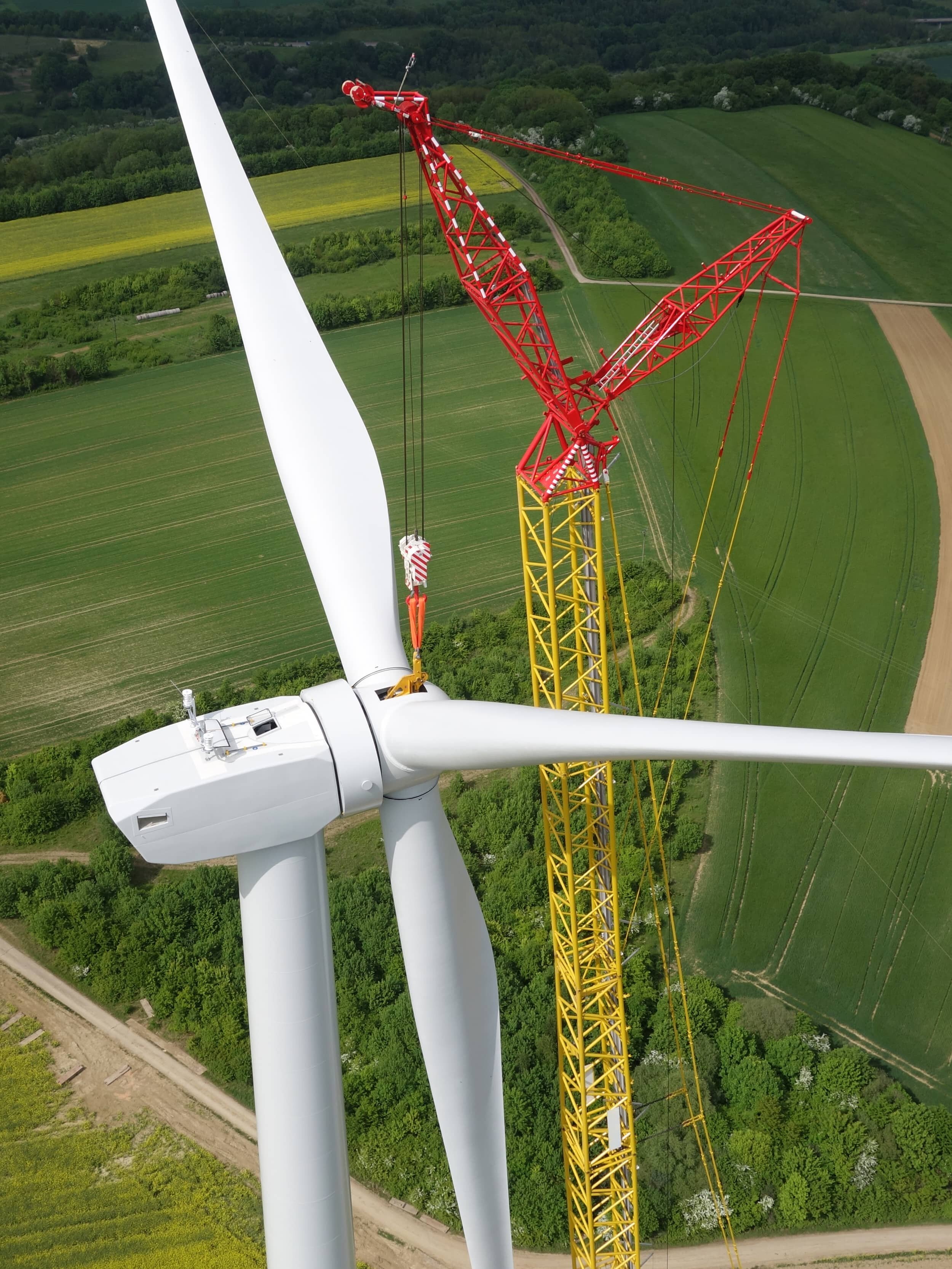 grue près d'une éolienne