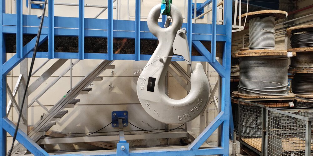 Lifting hook ROV