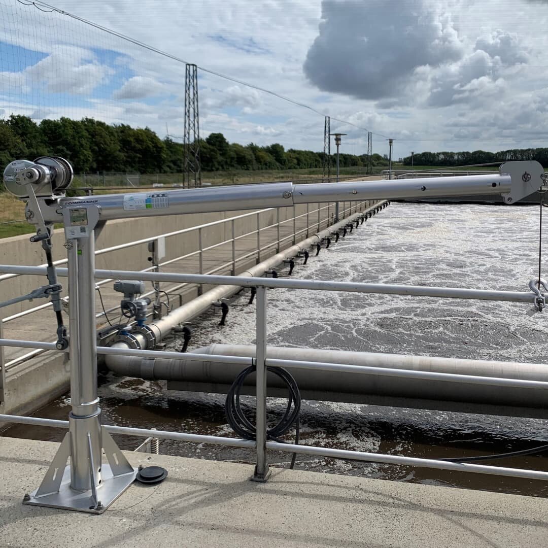 Grue Thern installée dans une infrastructure pour traiter l'eau | © Traction Levage